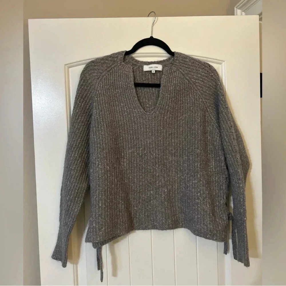 Anthropologie John + Jenn VNeck Sweater. Size Small.